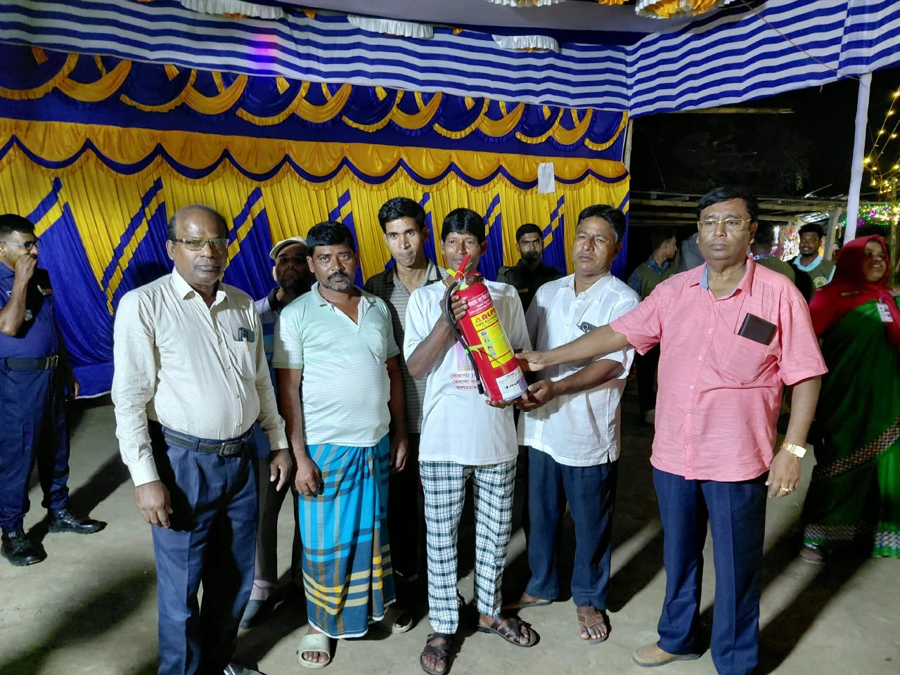 জীবননগরে পূজামণ্ডপের নিরাপত্তায় বিজয় হালদারের উদ্যোগে ২৪ মন্দিরে অগ্নিনির্বাপক সিলিন্ডার