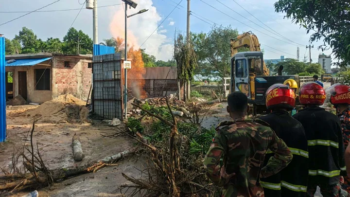 ৯ ঘণ্টায়ও নিয়ন্ত্রণে আসেনি নলকূপের আগুন, ঘটনাস্থলে সেনা