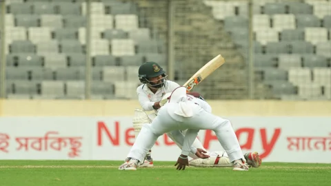 স্ট্রেচারে করে মাঠ ছাড়লেন হৃদয়