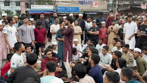 টঙ্গীতে শিক্ষার্থী আহতের ঘটনায় মহাসড়ক অবরোধ, ফুটওভার ব্রিজ নির্মাণের দাবি