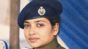 সালাম দেওয়াকে ঘিরে বিতর্ক, নারী আইপিএস কর্মকর্তাকে বদলি