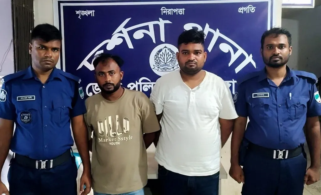 দর্শনায় অনলাইন জুয়ার বিরুদ্ধে অভিযান, দুই কথিত এজেন্ট আটক