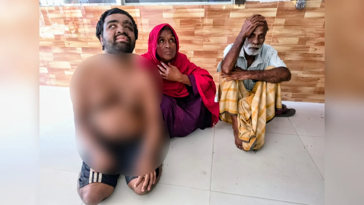 আলমডাঙ্গায় প্রকাশ্য দিবালোকে পাখি ভ্যান চুরি, প্রতিবন্ধী ছেলে নিয়ে পথে বসল অসহায় আসাদুলের পরিবার
