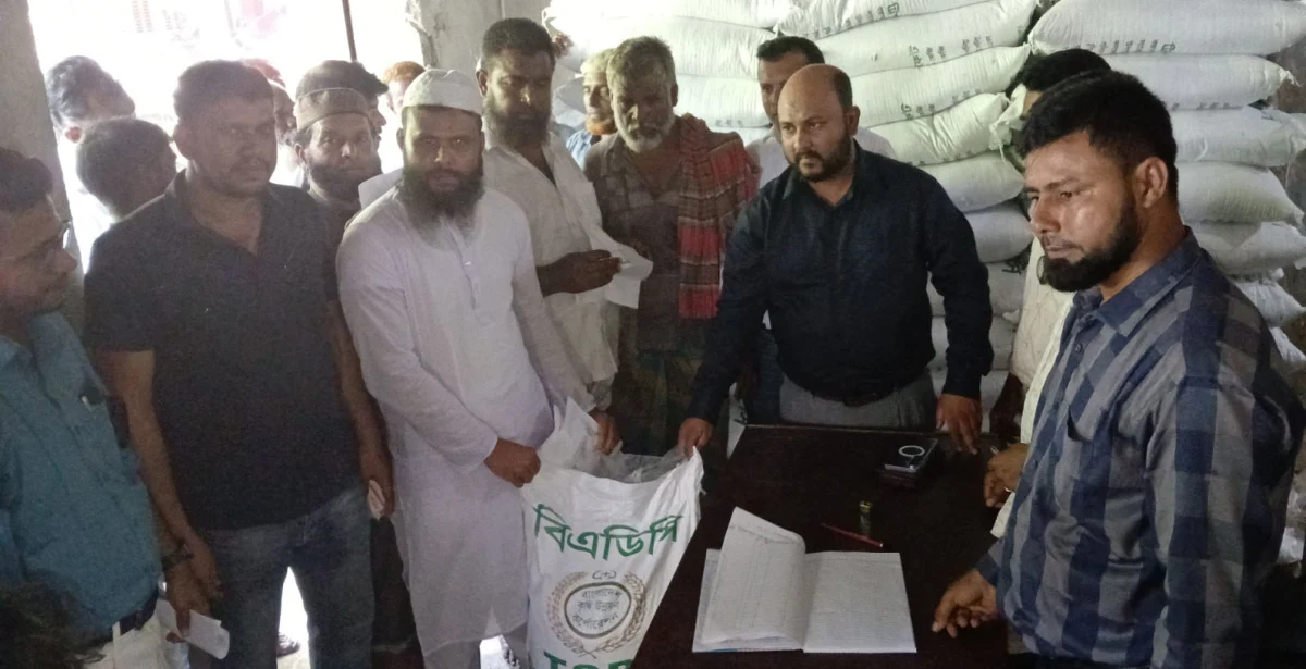 আলমডাঙ্গায় জব্দ ৪৪০ বস্তা টিএসপি সার কৃষকদের কাছে ন্যায্যমূল্যে বিক্রি