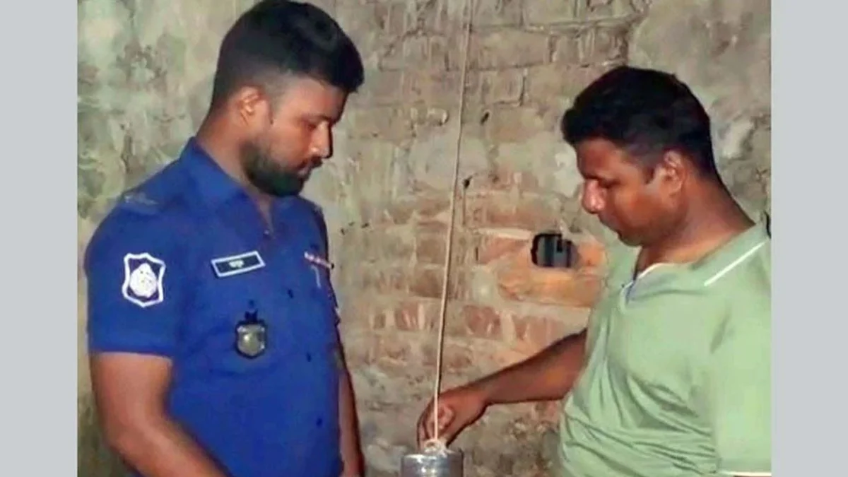 ফতুল্লায় মাদকের বিরুদ্ধে সাঁড়াশি অভিযান, নির্মাণাধীন ভবনে অভিনব কৌশলে মাদক বিক্রি