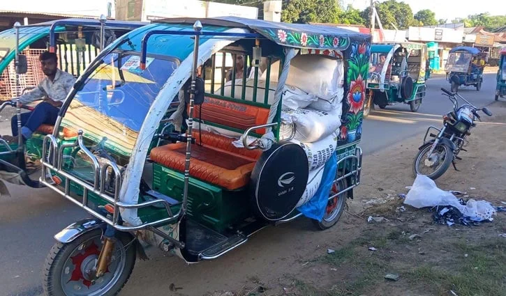 বকশীগঞ্জে অটোরিকশা থেকে ১৫ বস্তা ইউরিয়া সার জব্দ