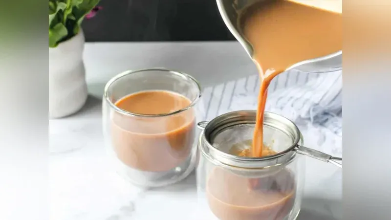 ঠান্ডা চা বারবার গরম করে খাওয়া কতটা নিরাপদ?