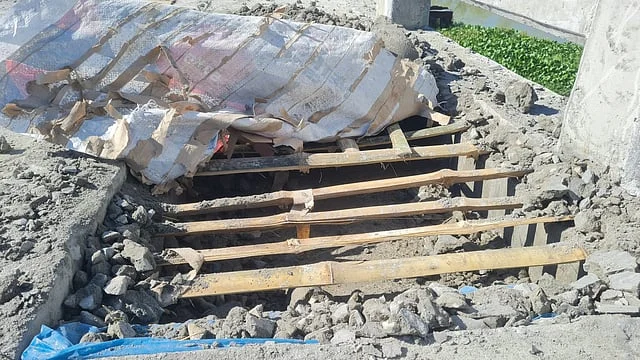 টাঙ্গাইলে নির্মাণাধীন সেতুতে রডের বদলে বাঁশ দিয়ে ঢালাইয়ের অভিযোগ, তদন্তে প্রশাসন