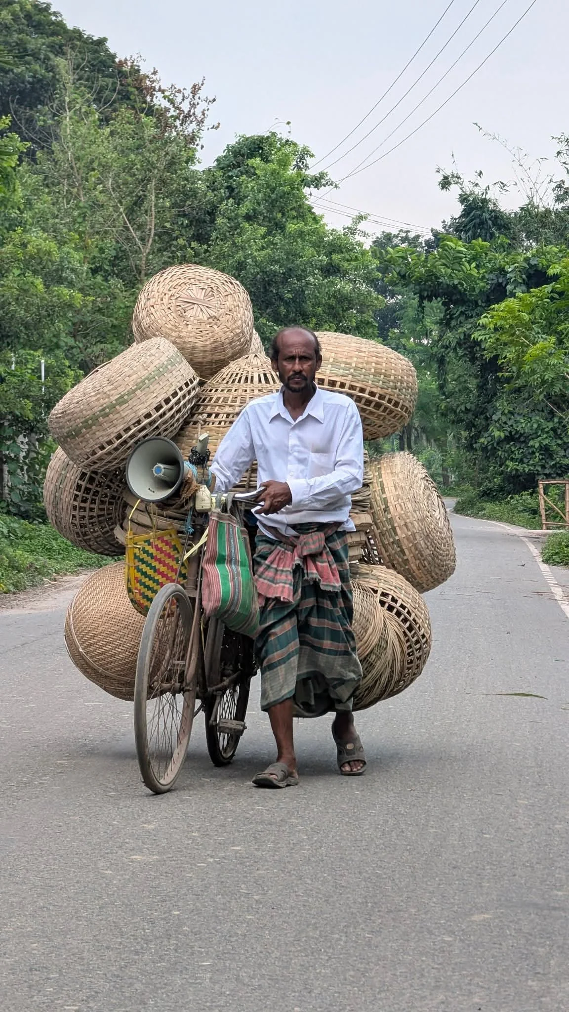 জীবিকার তাগিদে, বাঁশের ঝুড়ির ভারে জীবন”
