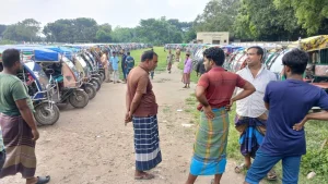 ইজিবাইক আটক ও জরিমানার প্রতিবাদে দামুড়হুদায় মহাসড়ক অবরোধ