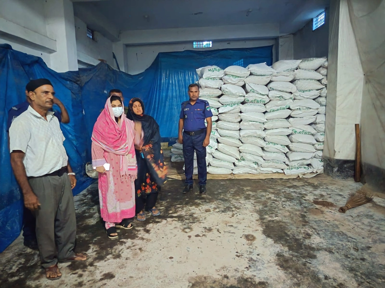 জীবননগরে ৪০৩ বস্তা ডিএপি সার জব্দ, অভিযানের খবর পেয়ে মালিক পলাতক