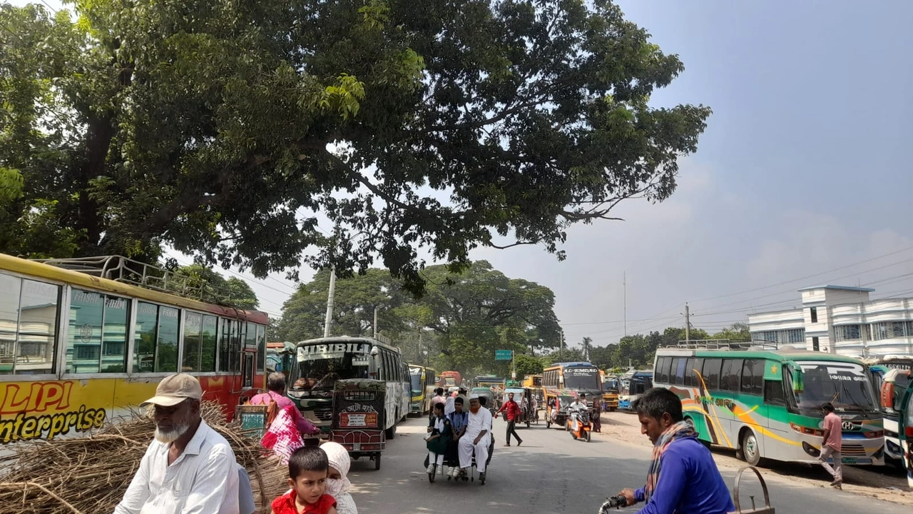 চুয়াডাঙ্গায় পাঁচ রুটে বাস চলাচল বন্ধ, চরম ভোগান্তিতে যাত্রীরা